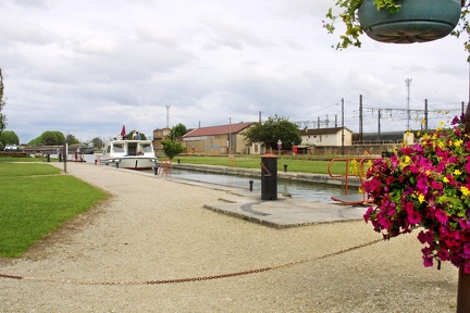 Canal de Bourgogne, passage d_une écluse.