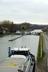 Port fluvial, sur le canal reliant