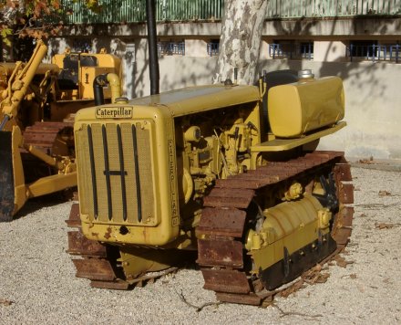 Tracteur Caterpillar D 2 - 1937 - 35cv - 4,13l de cylindrée - moteur de lancement à essence