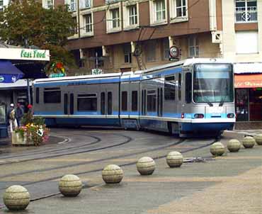 Voie de tramways adaptée aux revêtements urbains