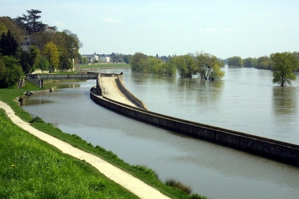 Entrée du canal latéral à la Loire à Orléans