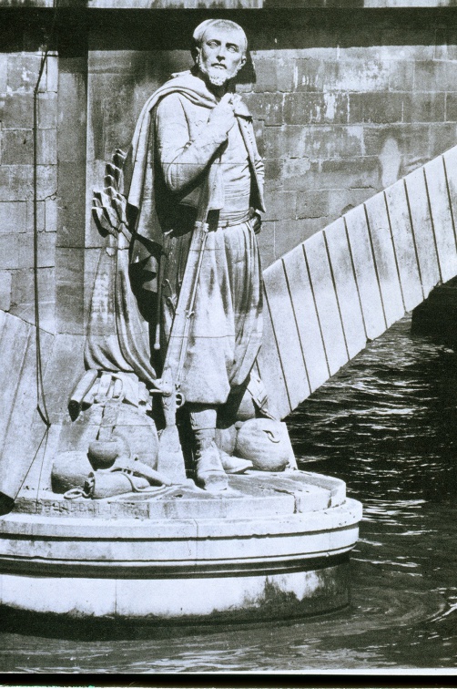 Le Zouave du pont de l’Alma sur une pile de l’ancien pont en maçonnerie