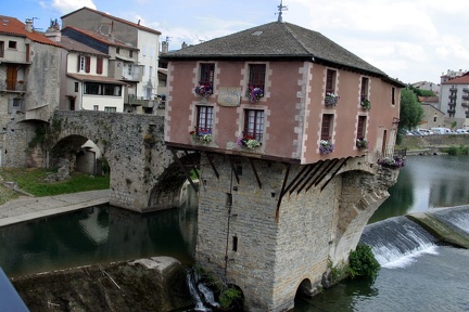 Le Vieux-Pont avec son moulin vu du Pont Lerouge
