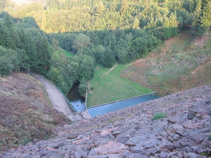 Vue de l'enrochement depuis la crête