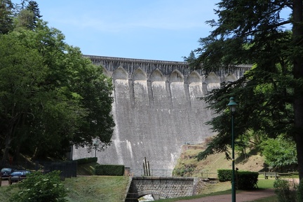 Vue en aval de l'ouvrage