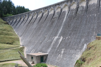 Vue en aval de l'ouvrage